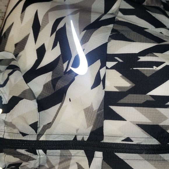 Nike Women's Impossibly Light Print Packable Running Jacket - Picture 7 of 11